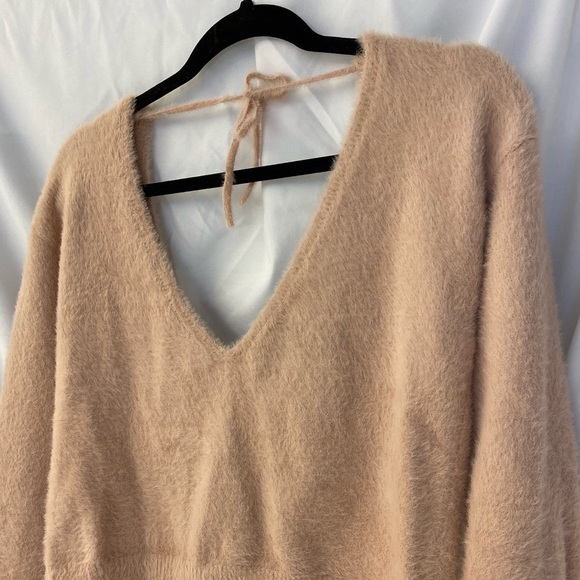 Very cute and soft sweater in nude pink colour 💕 - Picture 4 of 5